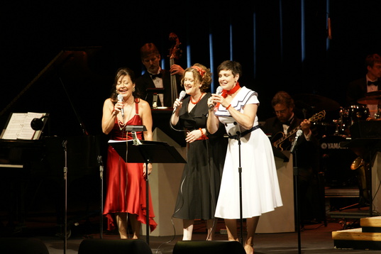 Andrews Sisters, June 09 017.jpg